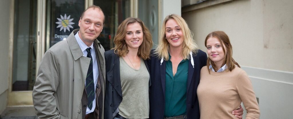 Alwara Höfels Narbe: hinter dem markanten Gesichtsmerkmal